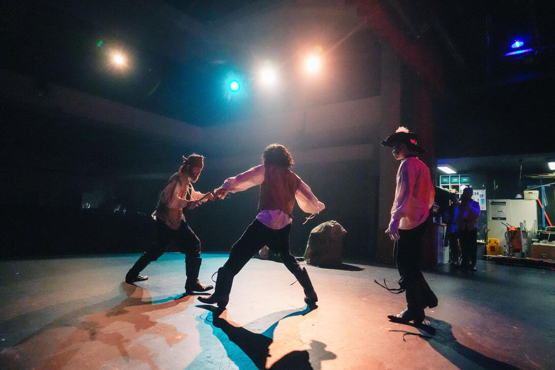 Harry O'Brien (center)